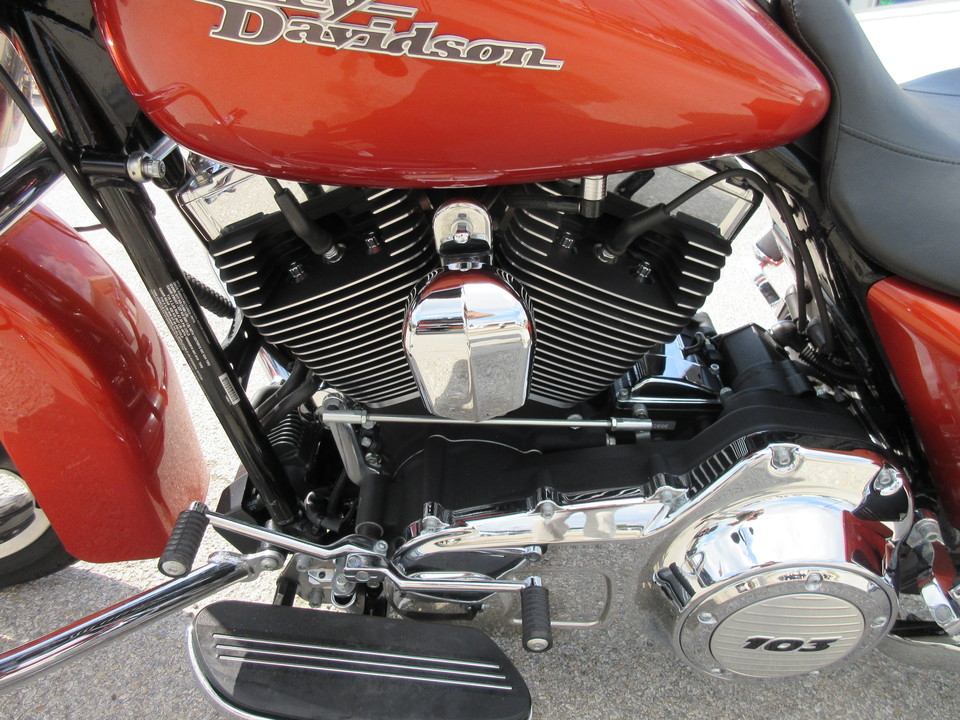 2011 Harley-Davidson FLHXI -