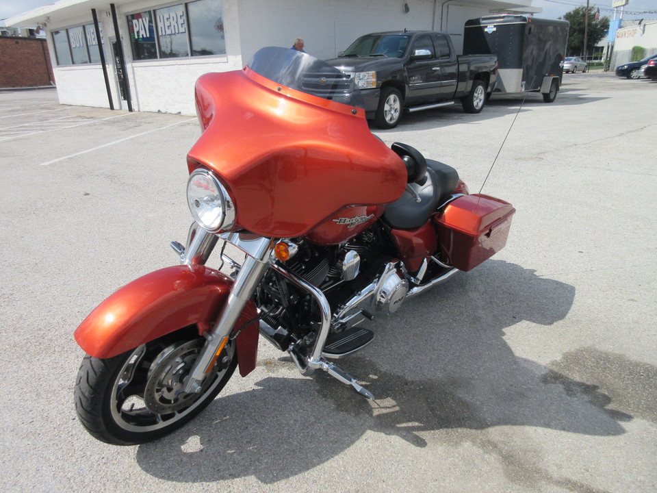 2011 Harley-Davidson FLHXI -